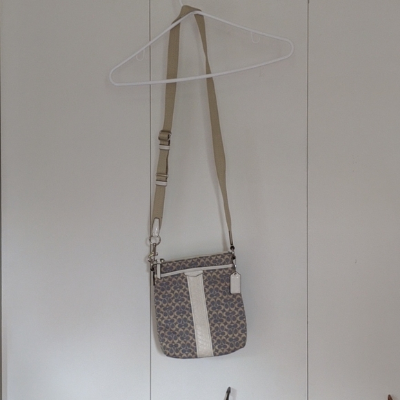 Coach Signature Swingpack Crossbody - Picture 2 of 9